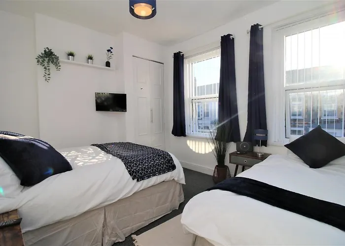 Three Bedroom Townhouse - Free Local Parking - By Property Promise