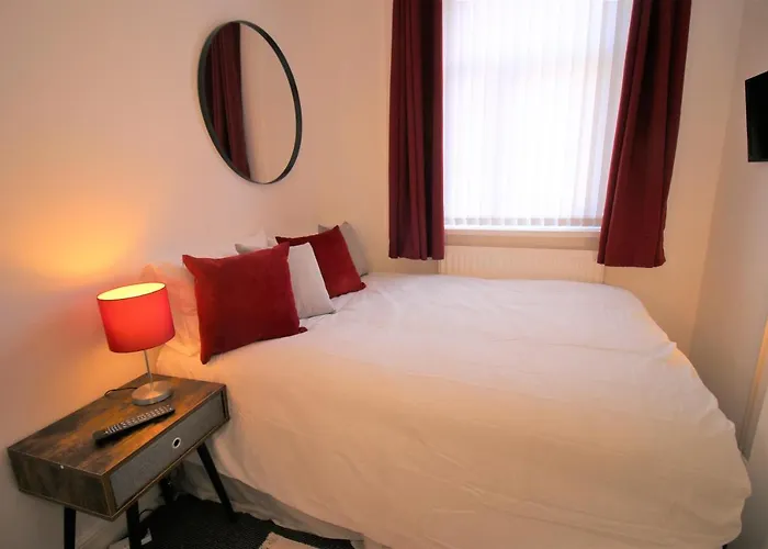 Three Bedroom Townhouse - Free Local Parking - By Property Promise